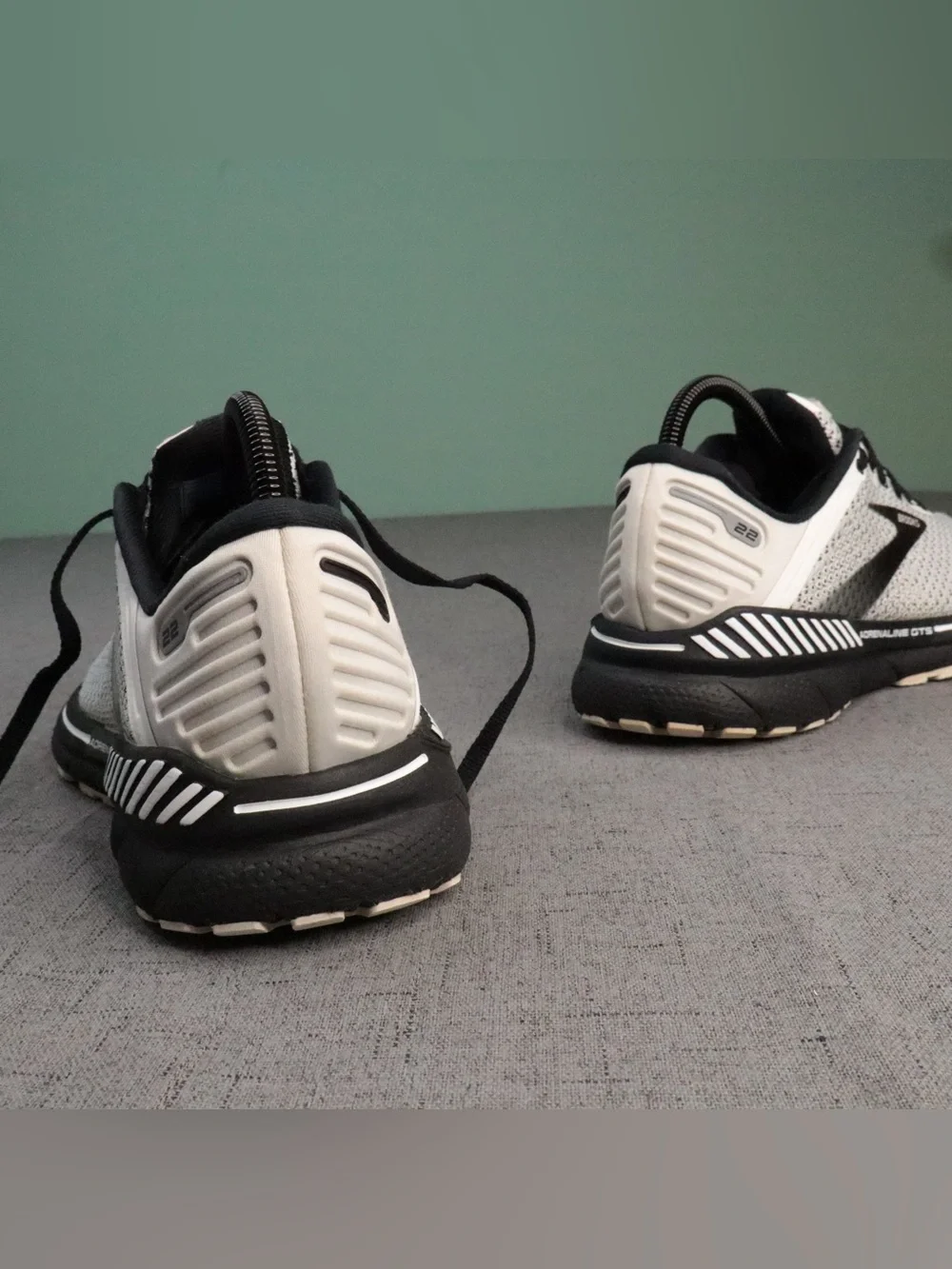 Brooks Adrenaline GTS 22 Running Shoes Women's Size 8.5 White Black Athletic